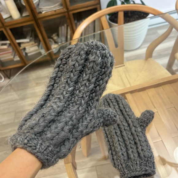 Hand Made Knitted 100% Wool Mittens - Picture 7 of 8